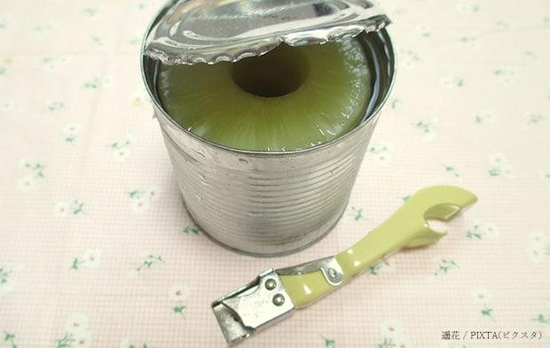 缶切りとパインの缶詰