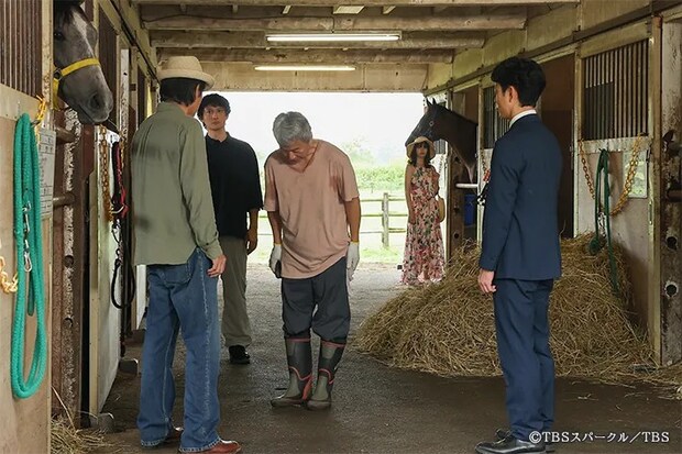 『ザ・ロイヤルファミリー』に出演する妻夫木聡さんと佐藤浩市さんが写る場面写真