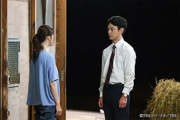 『ザ・ロイヤルファミリー』に出演する妻夫木聡さんと松本若菜さんが写る場面写真