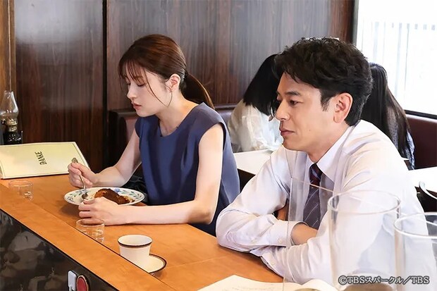 『ザ・ロイヤルファミリー』に出演する妻夫木聡さんと松本若菜さんが写る場面写真