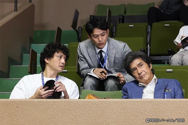 『ザ・ロイヤルファミリー』に出演する妻夫木聡さんと佐藤浩市さんが写る場面写真