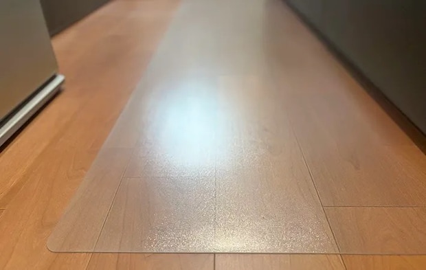 キッチンの透明マットの写真（撮影：Classy Life）