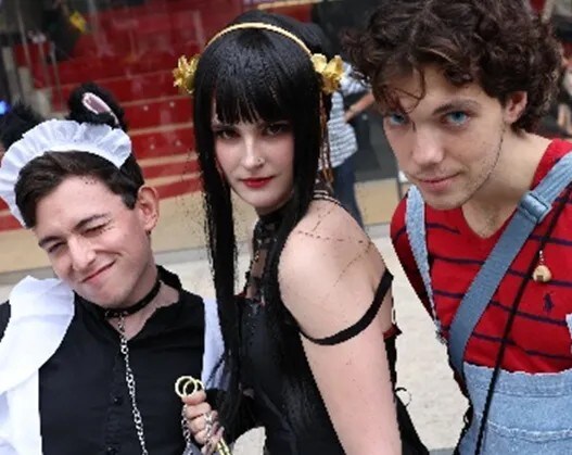 コスプレイベントを楽しむ外国人たちの写真