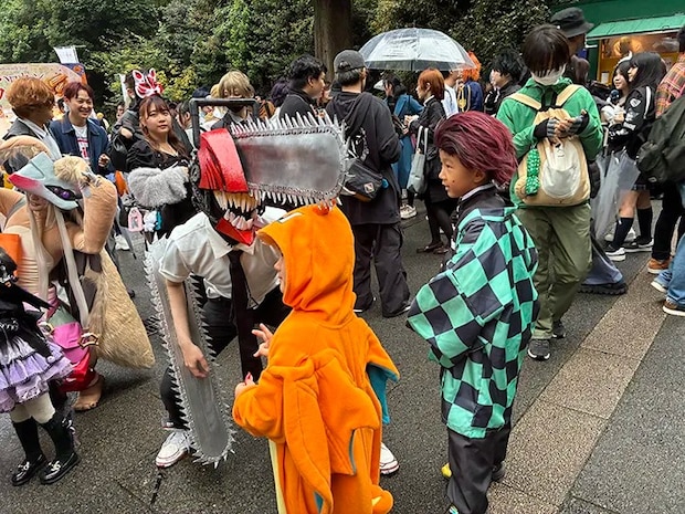 コスプレイベントで交流を楽しむ参加者たちの写真（撮影：grape編集部）