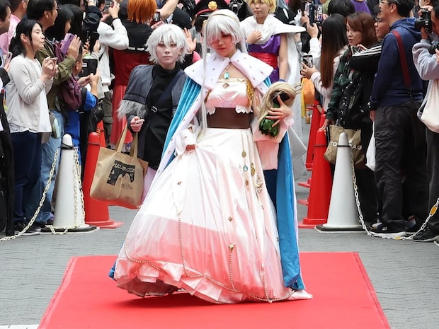 400人のコスプレイヤーが街中を歩く！　一大イベントが始まった深刻なワケが…