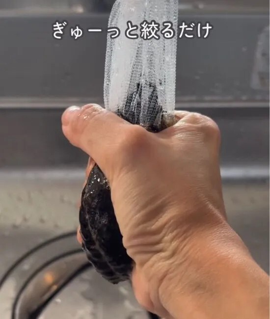 ヒジキを絞る様子