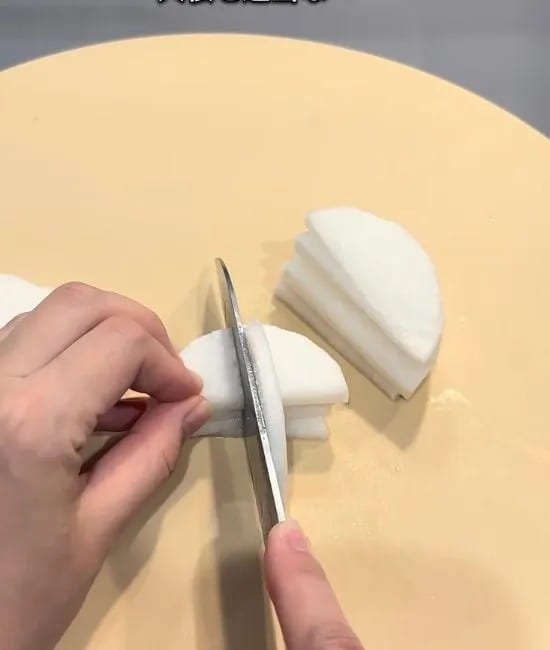 大根をカットする様子