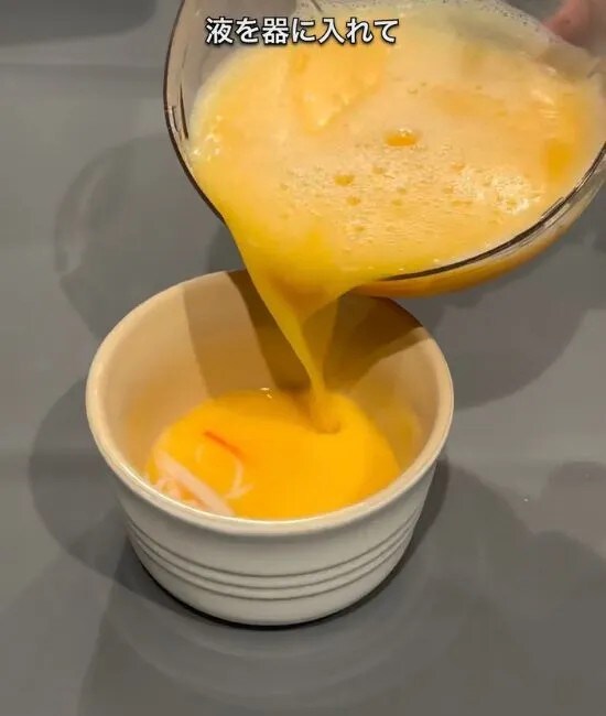 卵を容器に流し入れる様子