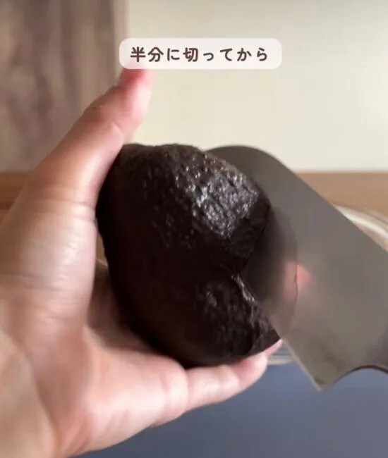 包丁をアボカドをカットしている様子