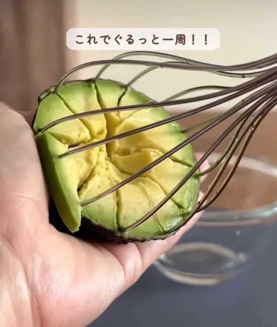 泡立て器を突き刺す様子