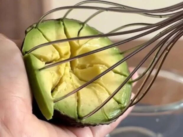 泡立て器を刺して『1周』させると？　結果に「すごい発想」「早速試す」