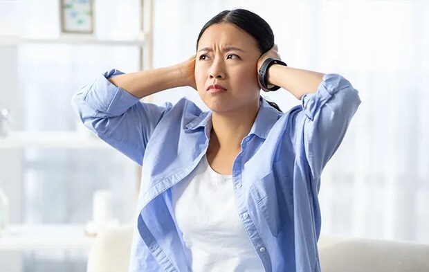 耳をふさぐ女性の写真