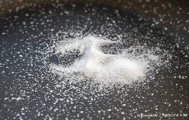 フライパンに入れた塩の写真