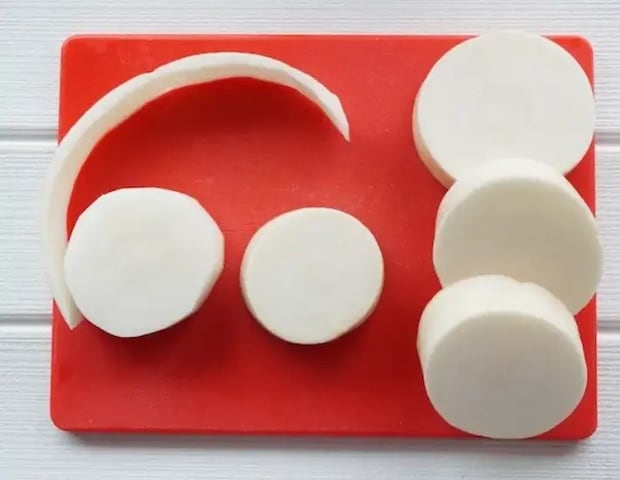 大根を下ごしらえしている様子