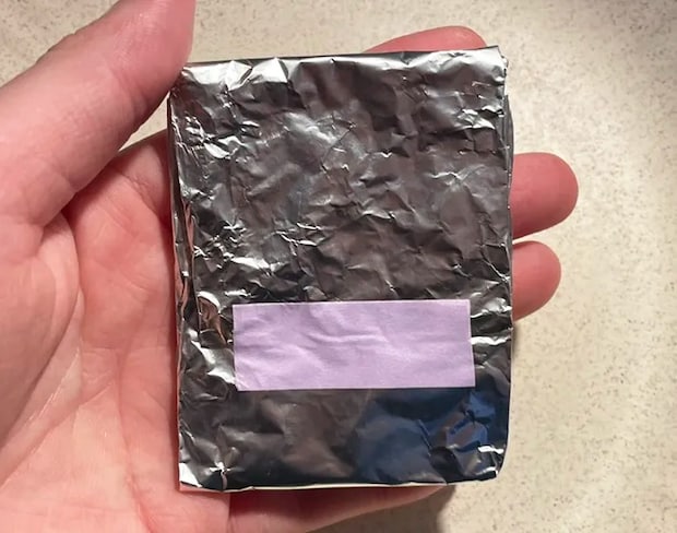 コットンを包んだアルミホイルの写真（撮影：grape編集部）