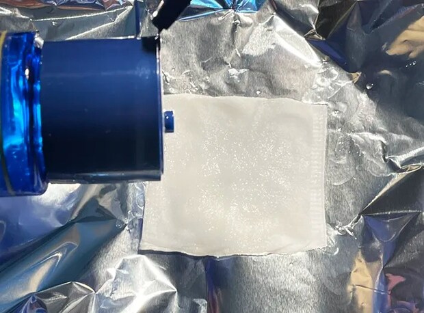 コットンに化粧水をかける写真（撮影：grape編集部）