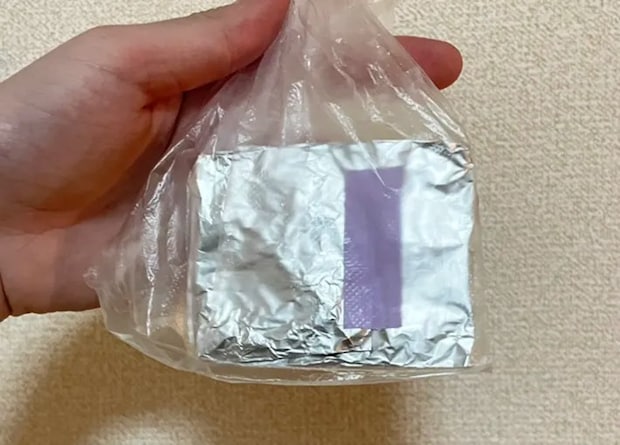 ポリ袋に入れたアルミホイルの写真（撮影：grape編集部）