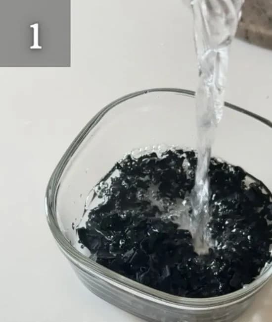 わかめを水で戻す