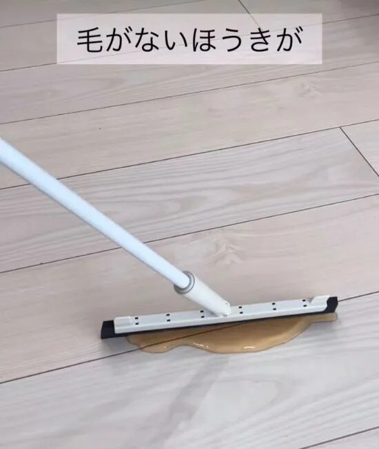 お茶を拭き取る様子