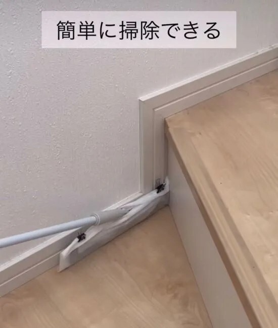 階段を掃除する様子