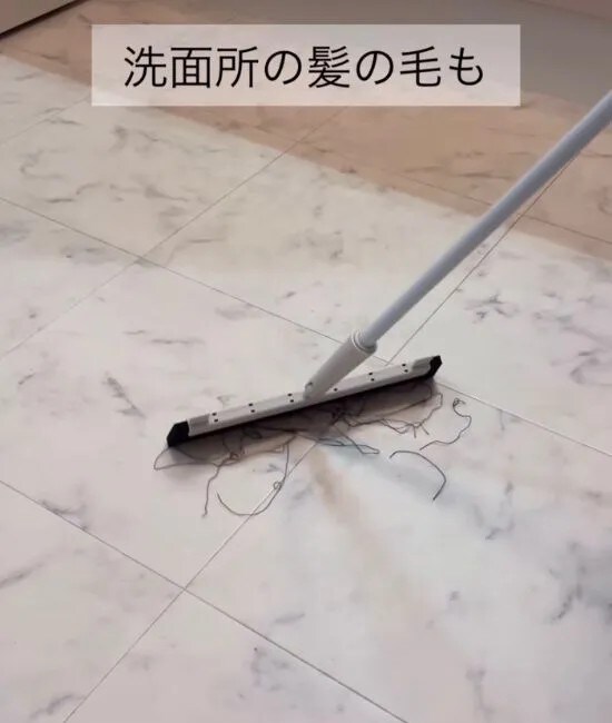 髪の毛を掃除する様子