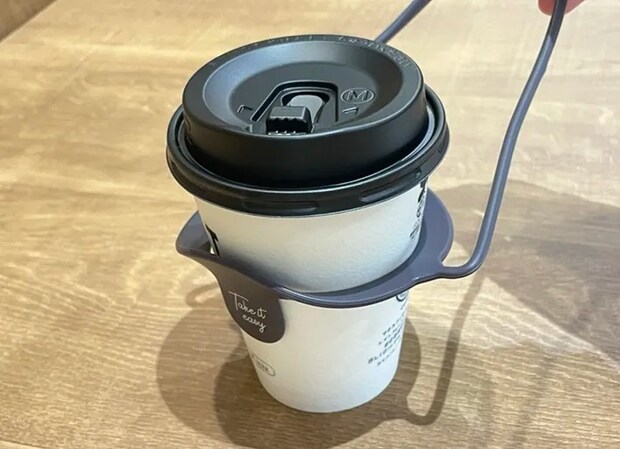 カップホルダーにカップをはめる写真（撮影：grape編集部）