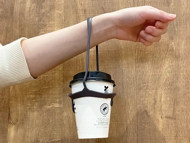 カップをぶら下げる写真（撮影：grape編集部）