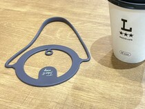 両手を使いたいのにコーヒーの置き場がない！　手持ちを解消してくれる100均アイテムを使ってみると…