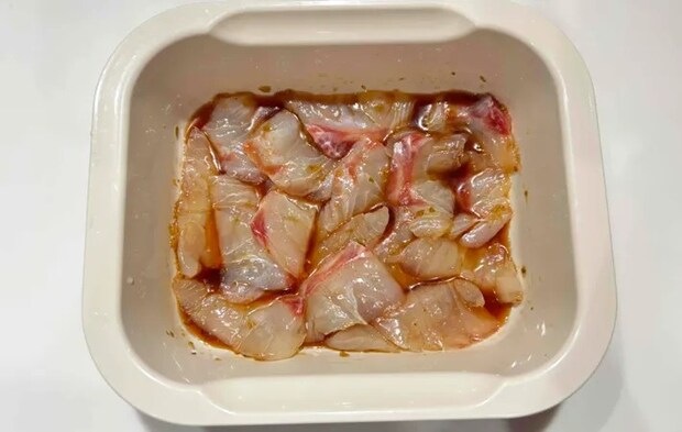 『刺身の柚子こしょう漬け』を作る写真（撮影：エニママ）