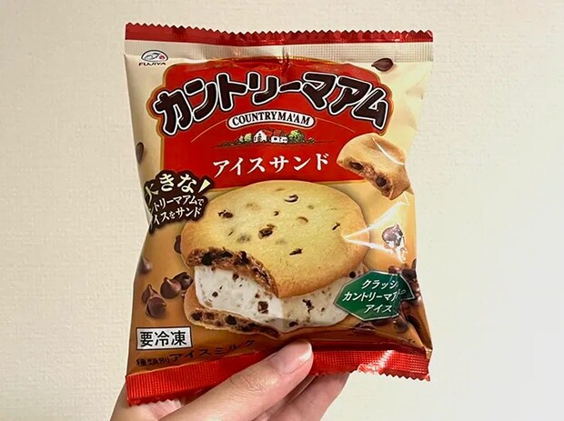 『不二家　カントリーマアムアイスサンド』の写真（撮影：grape編集部）