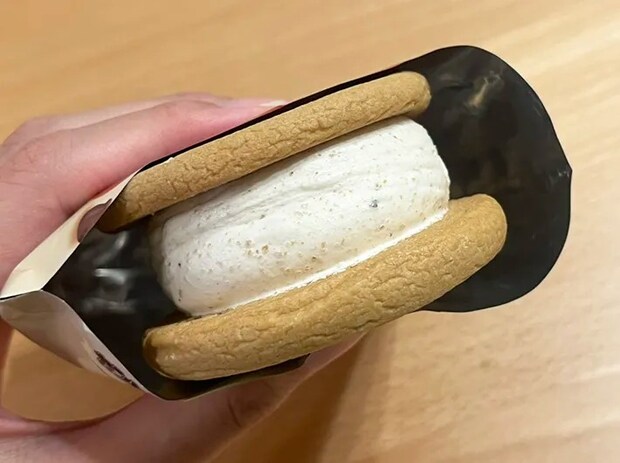 『不二家　カントリーマアムアイスサンド』の写真（撮影：grape編集部）