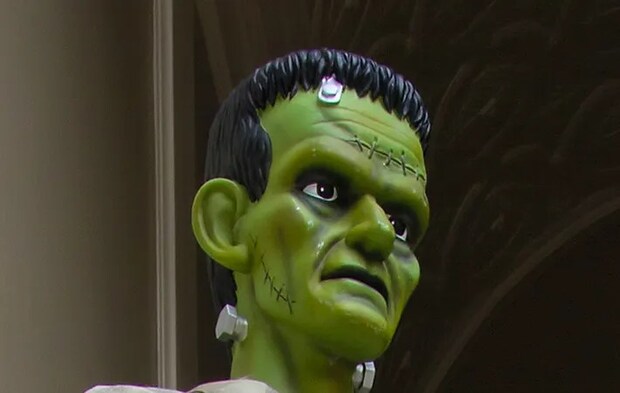 玄関に飾られたフランケンシュタインの写真