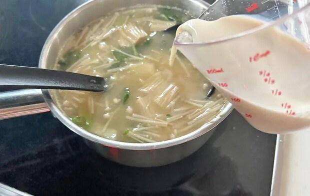 『豆乳味噌汁』を作る写真（撮影：エニママ）
