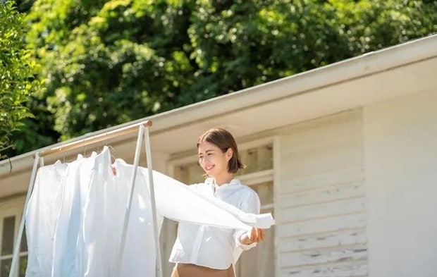 洗濯物を干す女性の写真（撮影：平島利恵）