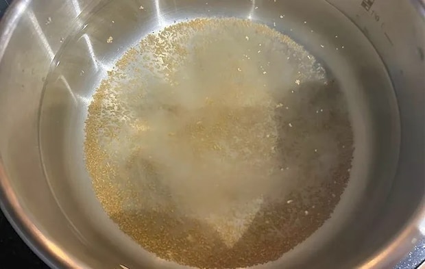 水とほんだしを火にかけている写真（撮影：エニママ）