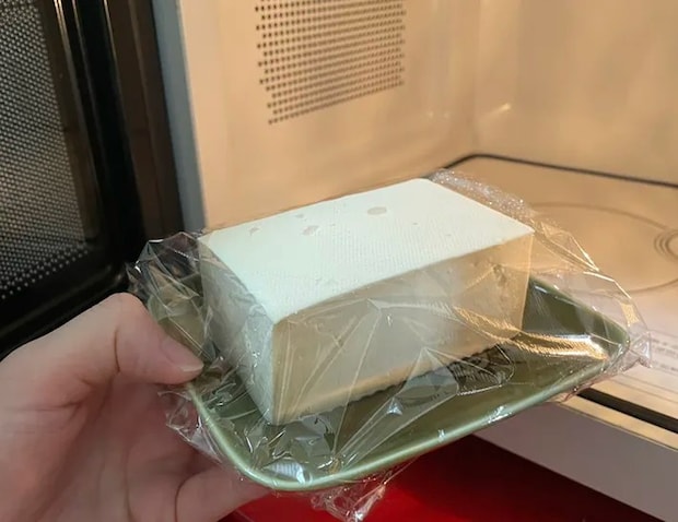 豆腐を電子レンジに入れる写真（撮影：grape編集部）