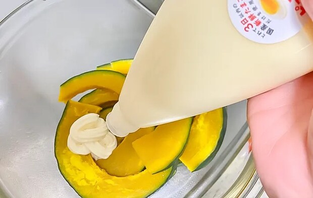 カボチャにマヨネーズを加えている写真（撮影：エニママ）