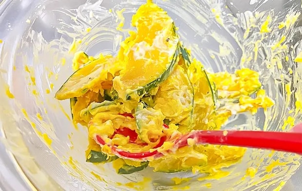 カボチャと調味料を和えている写真（撮影：エニママ）