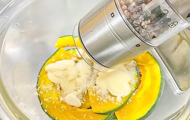 カボチャにコショウを加えている写真（撮影：エニママ）