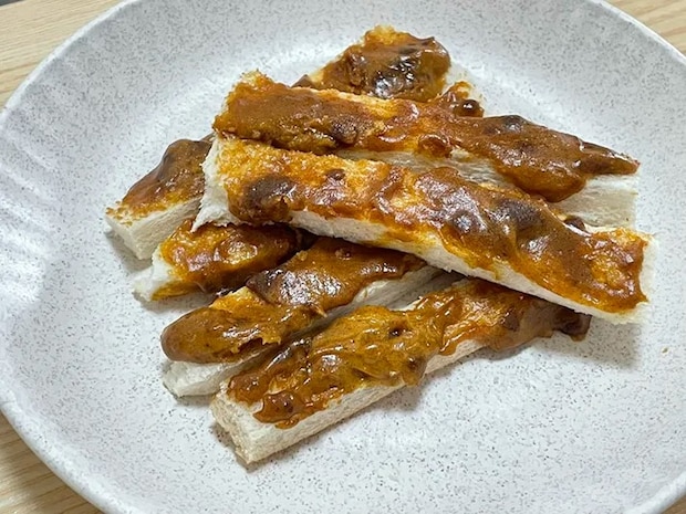 カレーマヨネーズを塗ったトーストの写真（撮影：grape編集部）