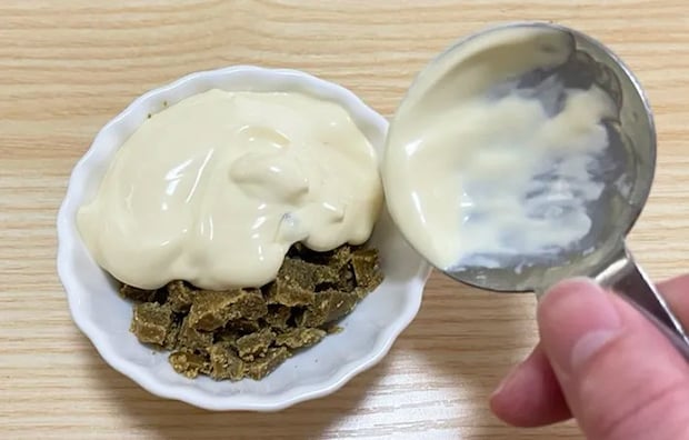 カレールーとマヨネーズを混ぜる写真（撮影：grape編集部）