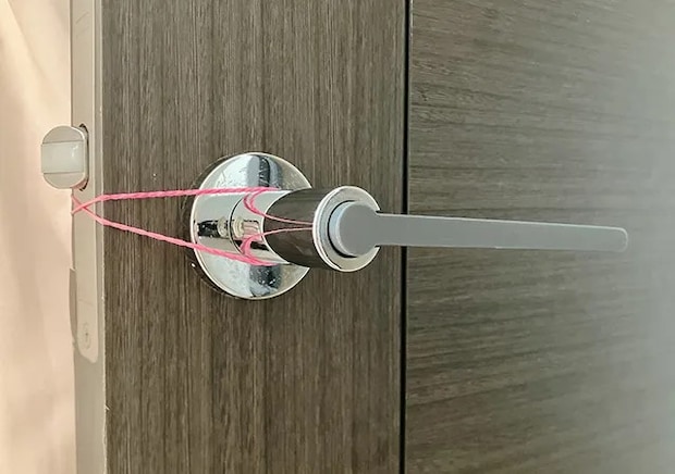 ドアノブと輪ゴム（撮影：grape編集部）