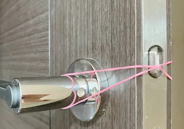 ドアノブと輪ゴム（撮影：grape編集部）