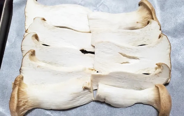 『エリンギピザ』を作る写真（撮影：エニママ）