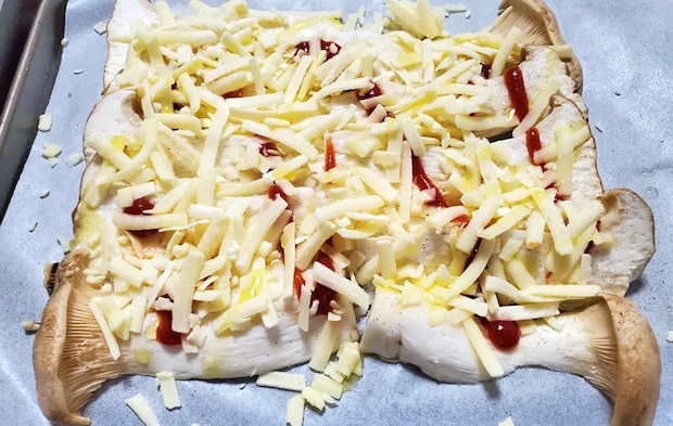 『エリンギピザ』を作る写真（撮影：エニママ）