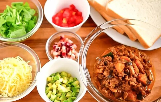 食パンカレータコスを作る写真（撮影：小泉明代）