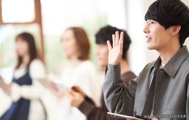 質問をする男性の写真