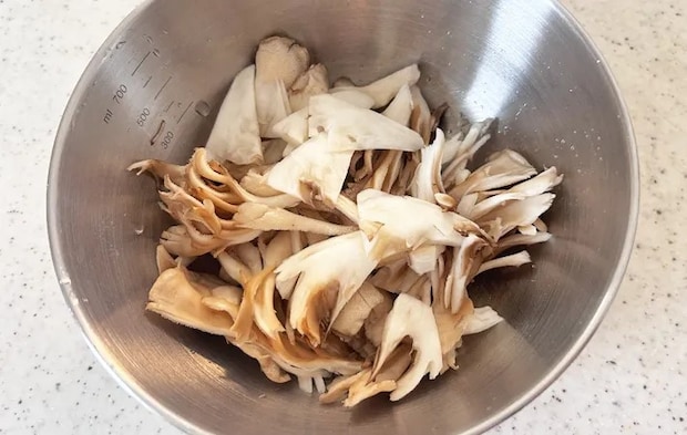 『舞茸のカリもち焼き』を作る写真（撮影：エニママ）