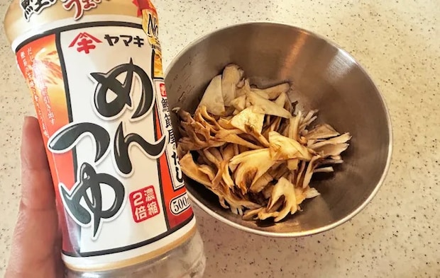 『舞茸のカリもち焼き』を作る写真（撮影：エニママ）