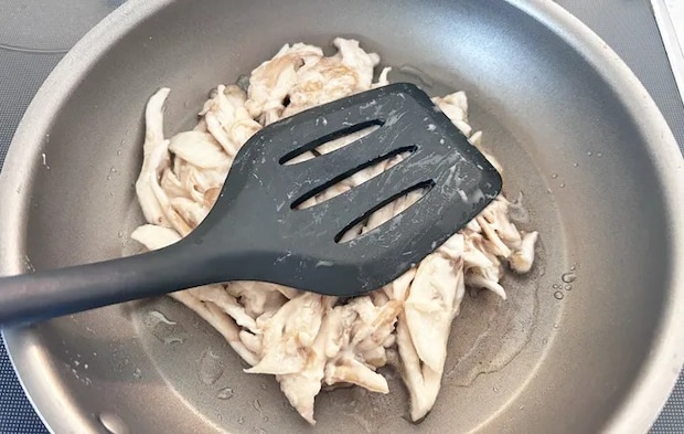 『舞茸のカリもち焼き』を作る写真（撮影：エニママ）